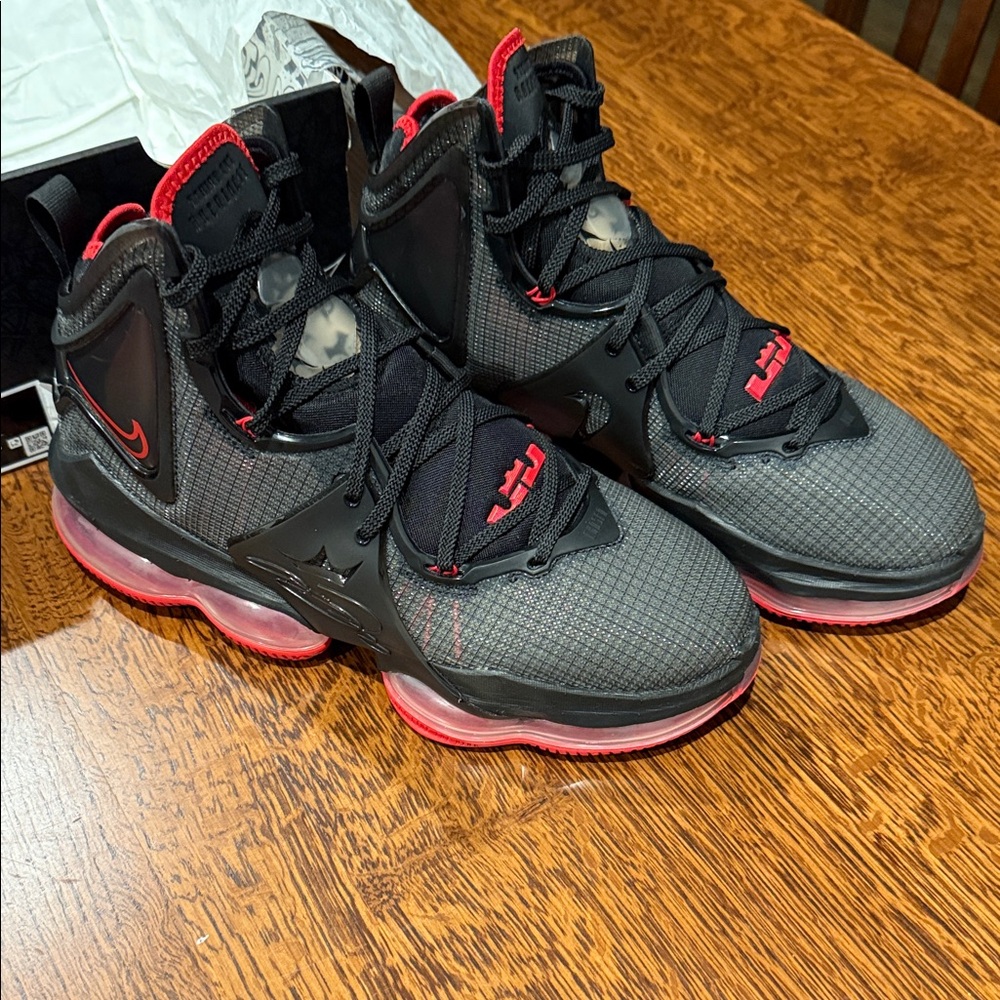 Nike LeBron XIX Sneakers - Size 9.5 - Picture 4 of 12